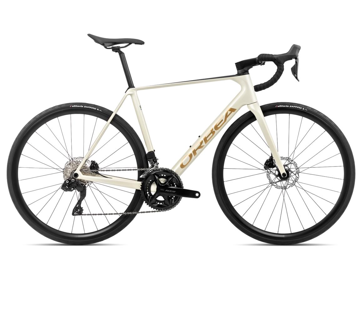 1952x1000_d7a22ffa-bbda-4bf3-becc-6ef4aca8eb8a.jpg Orbea ORCA M30i Ivory White-Burgundy – Image 1