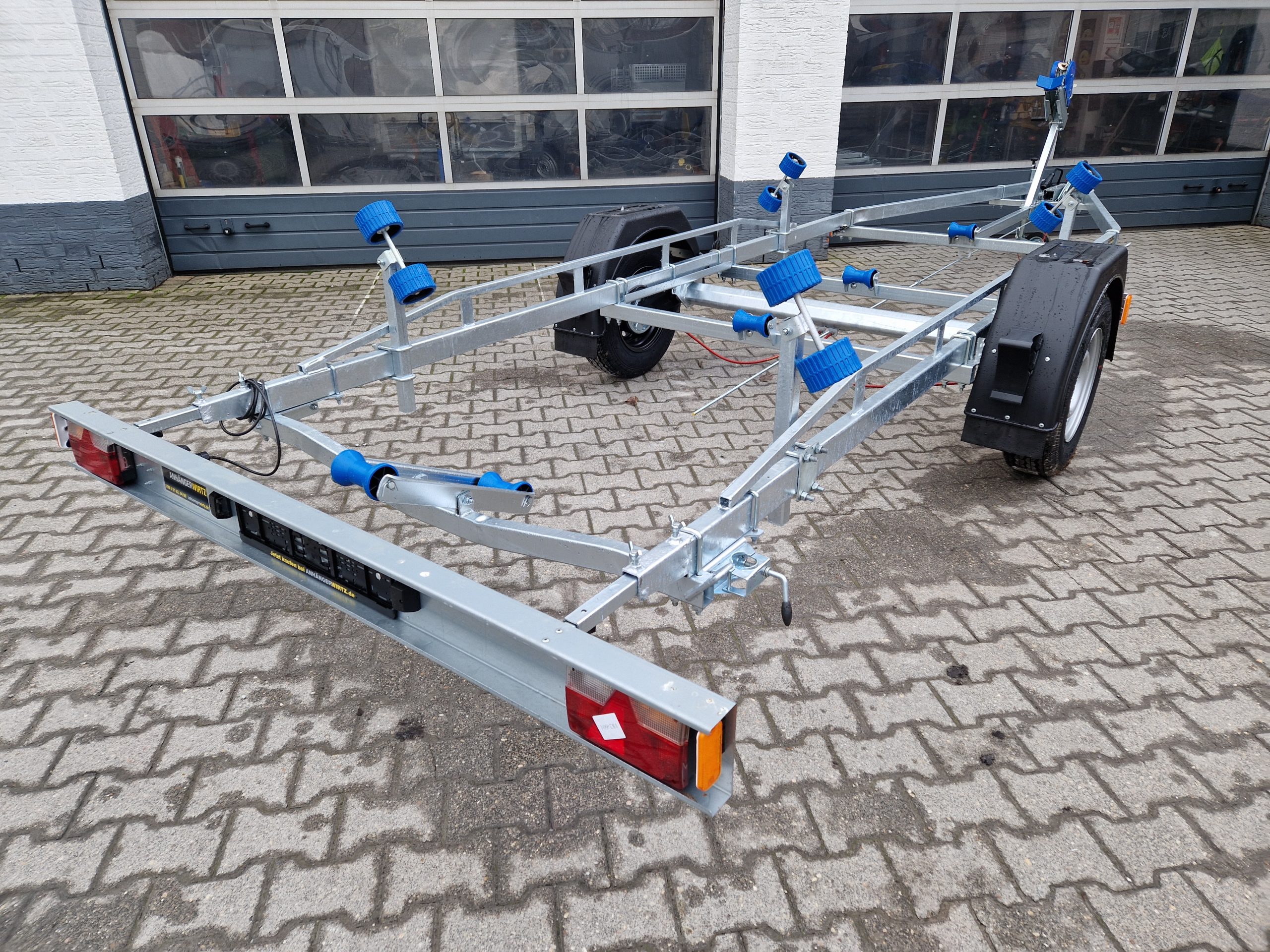 20230121_155211-scaled-1.jpg Neptun Bootstrailer Navy GN 231 1300 mit Winde 1300kg Neu – Image 1
