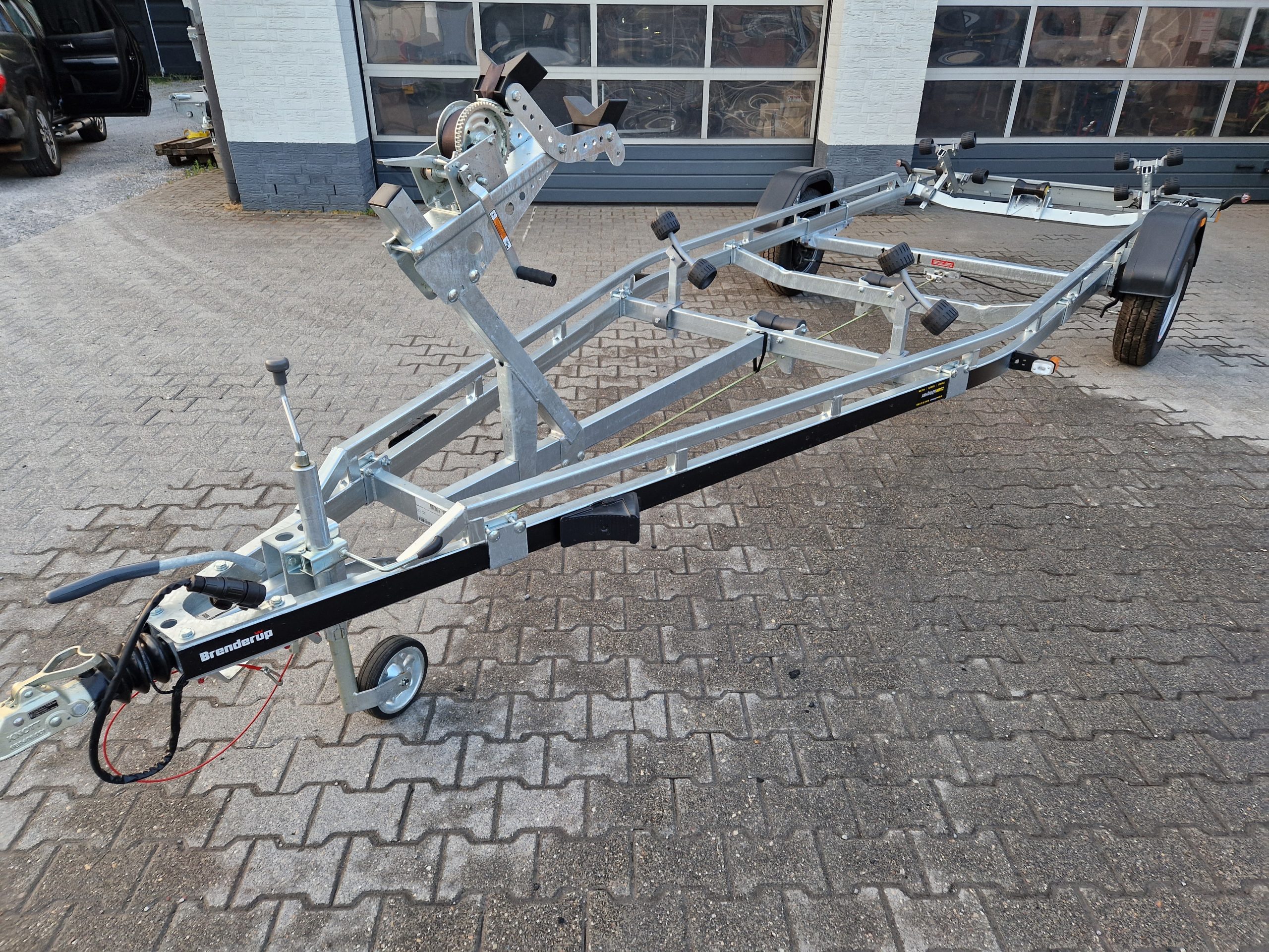 20230621_210742-scaled-1.jpg Brenderup Bootstrailer Premium 221800 B SR 1800 Superrollen Winde Boote bis 640cm 1800kg 312267 – Image 1