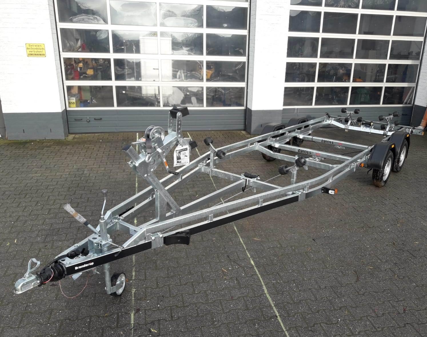 45494-13552.jpg Brenderup Bootstrailer Premium 242000 TB SR 2000 Superrollen Winde Boote bis 650cm 2000kg 312268 – Image 1