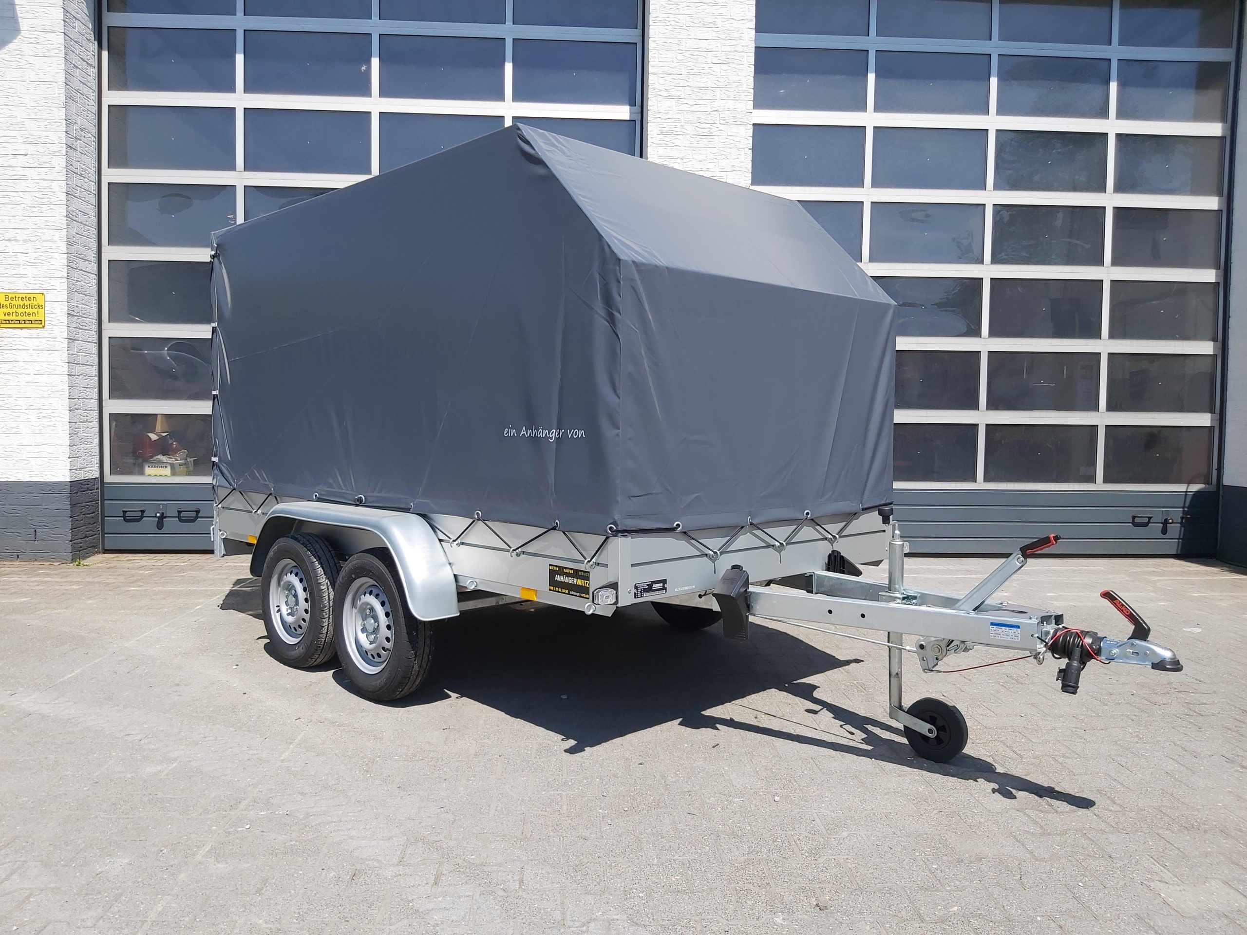 45956-14234-scaled-1.jpg Aluliner Planen Anhänger GTT 2000 301x151x150cm Plane grau schräg (M) 2000kg Aktion – Image 1
