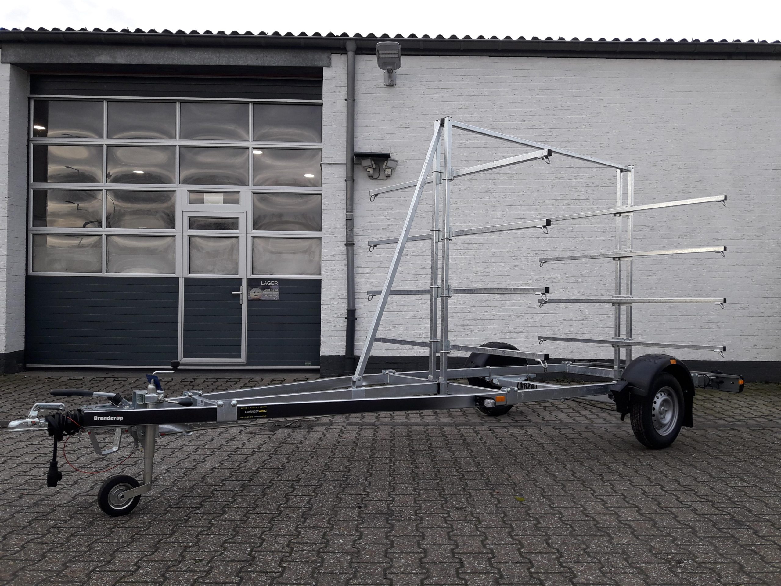 47275-15519-scaled-1.jpg Brenderup Boattrailer Bootsanhänger 161000B CX Kanu / Kayak SUP Board Gestell 1000kg Online Aktion – Image 1