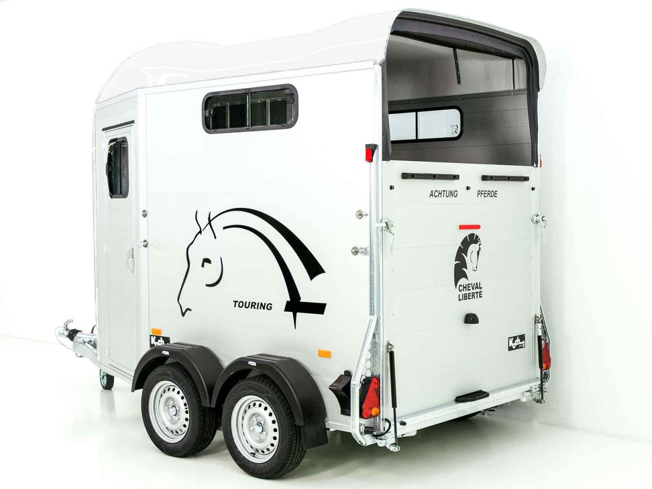 62.jpg Cheval Liberte Pferdeanhänger Touring Jumping| Pullman-Fahrwerk|Sattelkammer|weiß-Neu – Image 1