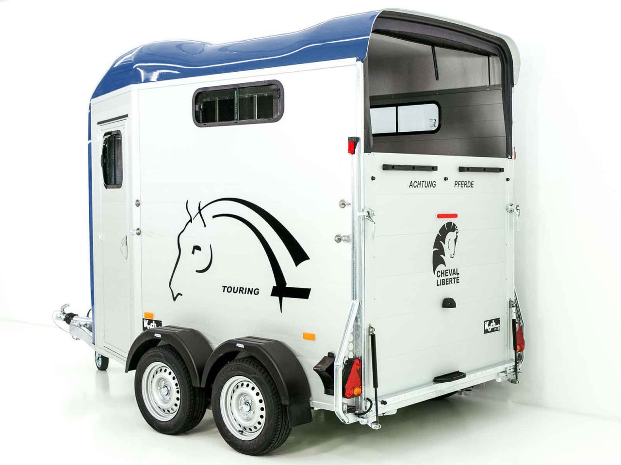 64-1.jpg Cheval Liberte Pferdeanhänger Touring Jumping|Pullman-Fahrwerk|Sattelkammer|blau-Neu – Image 1