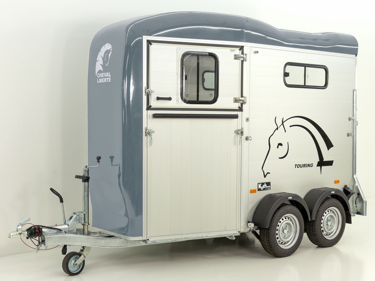 67.jpg Cheval Liberte Pferdeanhänger Touring One 1,5er|Pullman-Fahrwerk|Frontausstieg|grau-Neu – Image 1