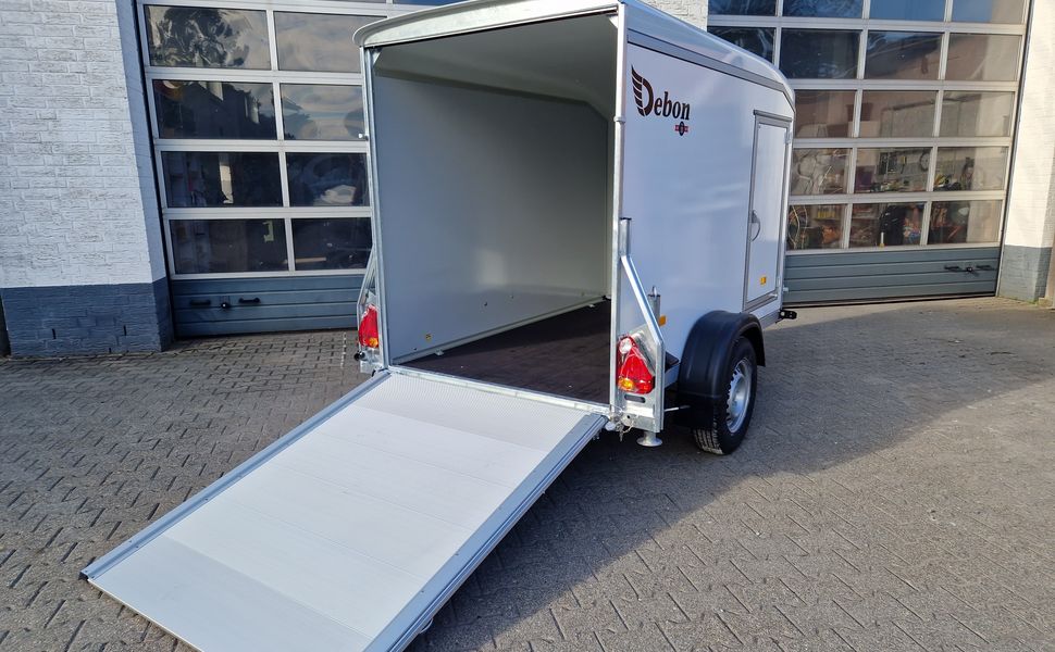 csm_20250730_184430_0a4106df74.jpg Roadster Sport C255 252x125x154cm aero Sandwich Poly weiß Seitentür Rampekombi (S) 1300kg – Image 1