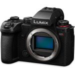 Panasonic LUMIX S5M2 body + S-R70300E