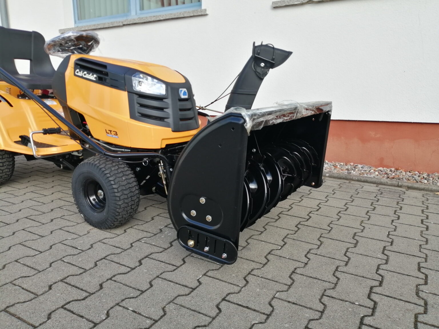 imgi_48_IMG_20220909_094002_1-1-1536x1152-1.jpg Cub Cadet Rasentraktor LT3 PR105 – inkl. Anbauschneefräse – Image 1