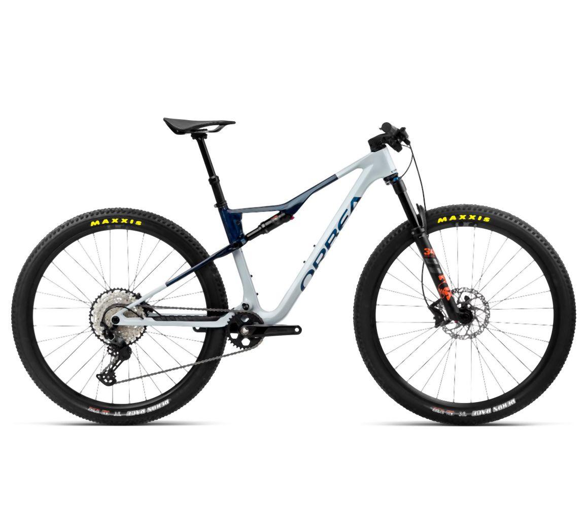 orbea-23-oiz-m30-halo-silver-blue-carbon-view-2023-liquid-life-36763467383093.jpg Orbea OIZ M30 Halo Silver-Blue Carbon View – Image 1
